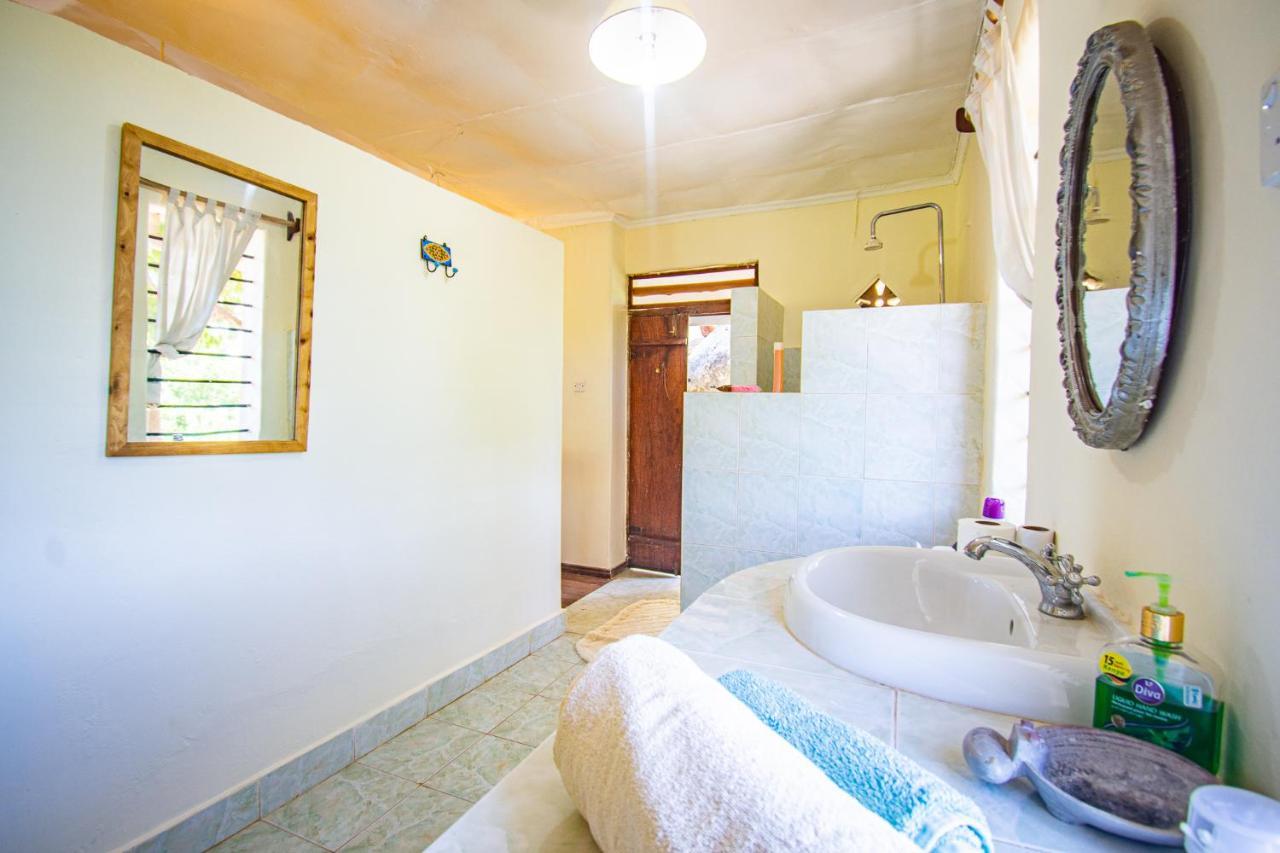 Kwale Mami Wata House Bed & Breakfast エクステリア 写真